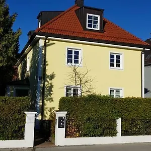 Appartamento Helle Und Ruhige Dachgeschosswohnung Monaco di Baviera